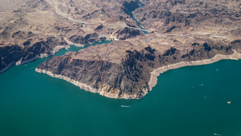 Nivelul lacului Mead, cel mai mare rezervor de apă din Statele Unite, a scăzut considerabil sub efectul unei secete cronice. Apa lacului a atins cel mai scăzut nivel din 1937.

