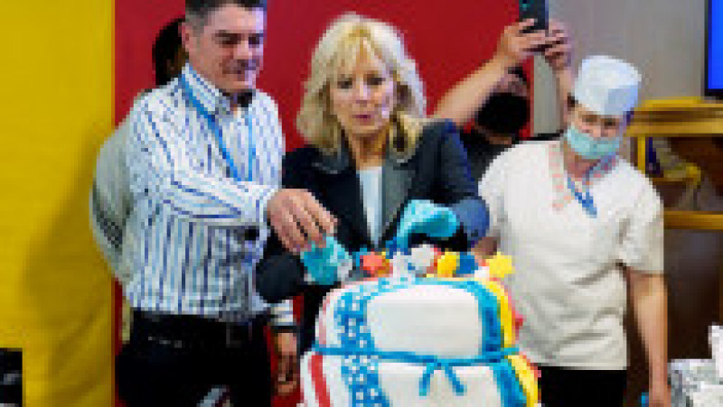 Prima-doamnă Jill Biden taie un tort alături de cel care l-a făcut, George Ciolache, în timpul vizitei la baza aeriană Mihail Kogălniceanu Foto: Profimedia Images | Poza 9 din 23