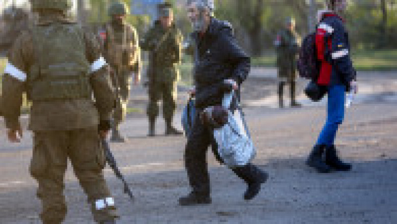 50 de civili au fost evacuați vineri din combinatul siderurgic Azovstal, aflat sub asediul rușilor în Mariupol. Foto: Profimedia Images | Poza 2 din 7
