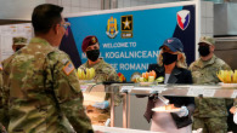 Jill Biden i-a servit pe militarii americani în sala de mese de la Mihail Kogălniceanu Foto: Profimedia Images | Poza 7 din 23