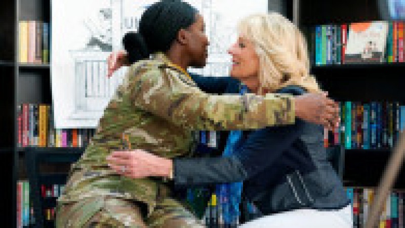Sergentul Sharon Rogers o îmbrățișează pe prima-doamnă alături de care i-a citit o poveste fiului ei Foto: Profimedia Images | Poza 17 din 23