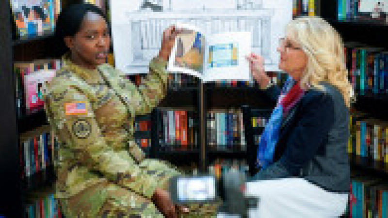 Programul „United through Reading” îi apropie pe militarii plecați în misiune și pe familiile lor prin intermediul cititului Foto: Profimedia Images | Poza 14 din 23