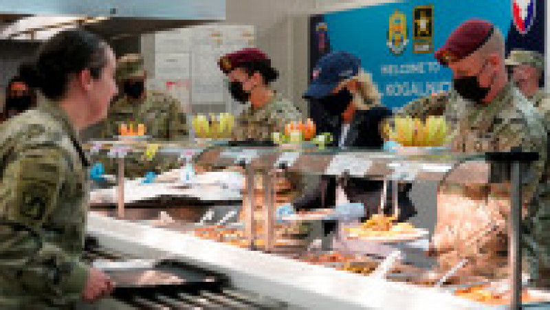 Jill Biden i-a servit pe militarii americani în sala de mese de la Mihail Kogălniceanu Foto: Profimedia Images | Poza 6 din 23