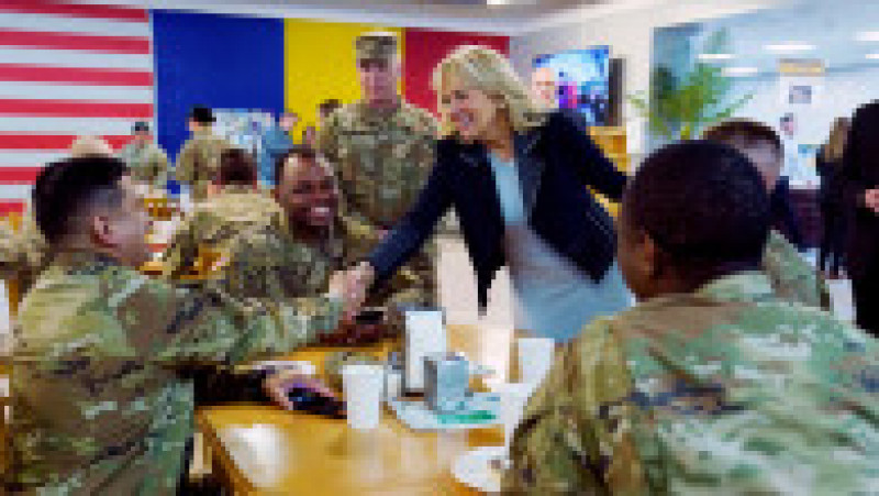 Jill Biden a mers printre mese și i-a salutat pe soldații americani de la baza Kogălniceanu Foto: Profimedia Images | Poza 5 din 23