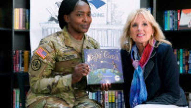 Jill Biden și sergentul Sharon Rogers au citit din cartea “Night Catch” la baza Kogălniceanu Foto: Profimedia Images | Poza 16 din 23