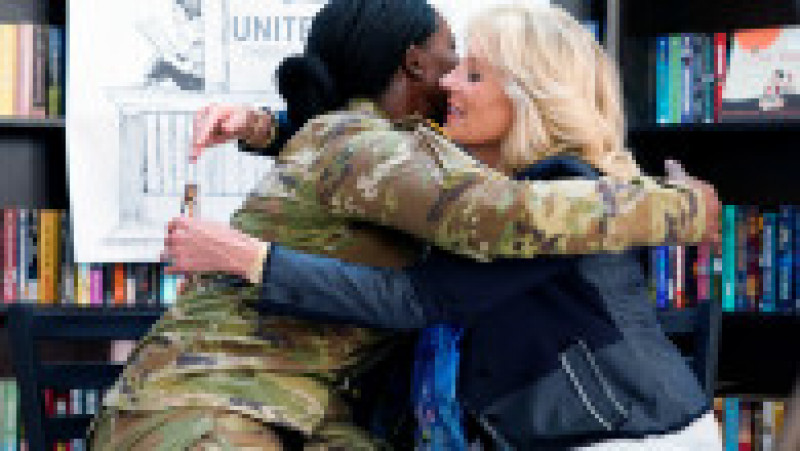 Jill Biden o îmbrățișează pe sergentul Sharon Rogers, alături de care a citit o poveste pentru fiul acesteia Foto: Profimedia Images | Poza 18 din 23