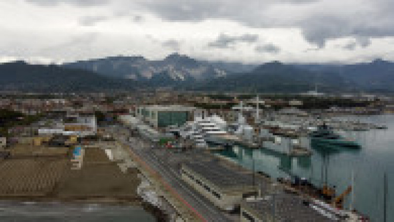 Superiahtul Șeherezada, de dimensiuni impresionante, domină șantierul Marina di Carrara. Foto: Profimedia Images | Poza 10 din 12
