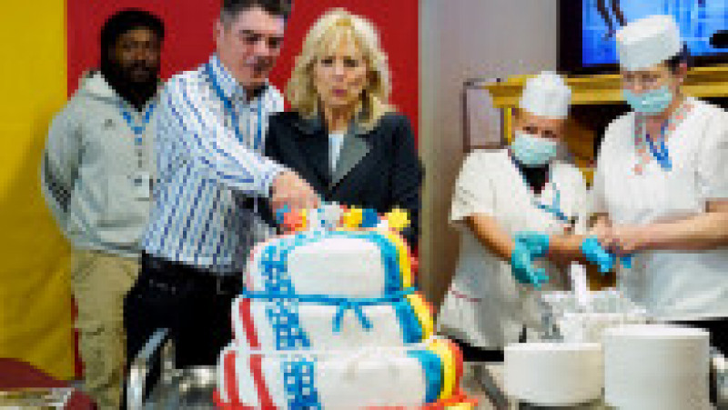 Tort special servit la Kogălniceanu cu ocazia vizitei primei-doamne Jill Biden Foto: Profimedia Images | Poza 8 din 23