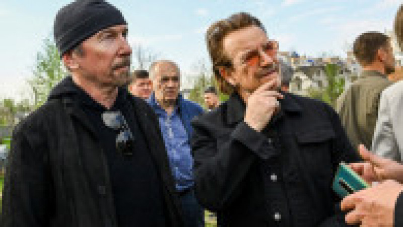 Bono și The Edge au mers la Bucha, locul unde s-au descoperit primele gropi comune ale războiului din Ucraina Foto: Profimedia Images | Poza 12 din 18