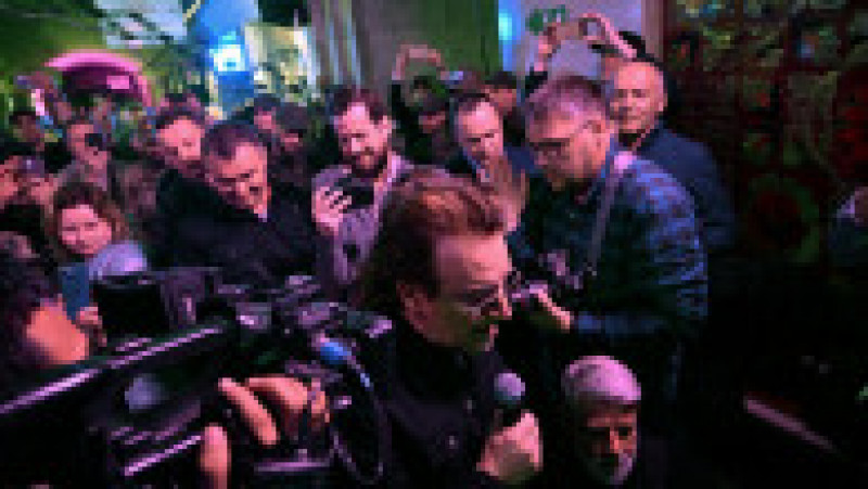 Bono, înconjurat de ziariști la ieșirea din stația de metrou din Kiev Foto: Profimedia Images | Poza 15 din 24