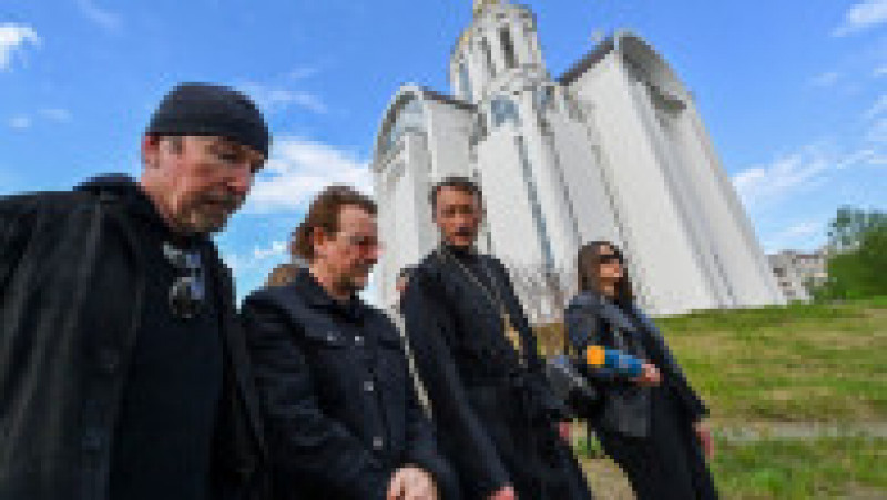 Bono și The Edge, la biserica din Bucha lângă care este o groapă comună Foto: Profimedia Images | Poza 22 din 24