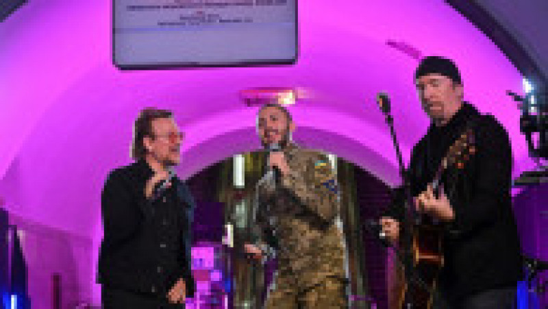 Bono și The Edge de la U2 cântă alături de solistul de la formația ucraineană Antytila Taras Topolia, în metroul de la Kiev Foto: Profimedia Images | Poza 13 din 24