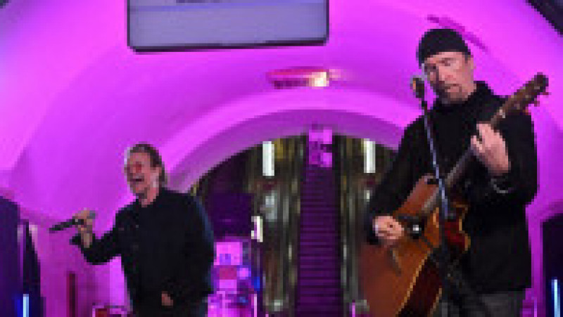 Bono și The Edge cântă la o stație de metrou din Kiev Foto: Profimedia Images | Poza 11 din 24