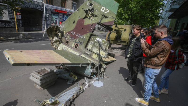 Ucrainenii au scos pe străzile din Kiev epavele tehnicii militare rusești distruse în război. Foto: Profimedia Images