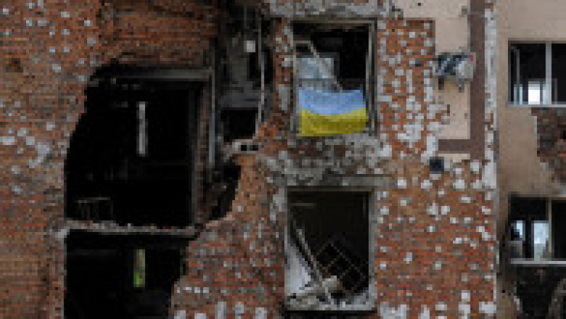 Um steag ucrainean pe balconul unei clădiri distruse în Irpin. Foto: Profimedia Images | Poza 14 din 15