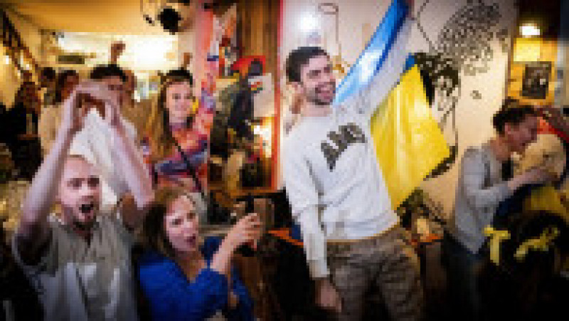 Ucraineni din Amsterdam se bucură pentru succesul Kalush Orchestra la Eurovision 2022 Foto: Profimedia Images | Poza 14 din 27