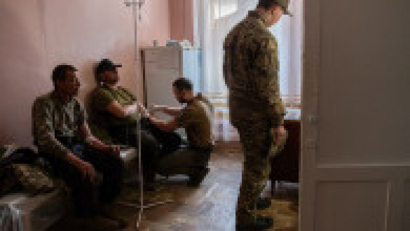 Câțiva soldați ucraineni sunt îngrijiți la spitalul Pokrovskoe din regiunea Donețk. Aceștia au ajuns la urgență cu comoție cerebrală după ce o bombă a explodat lângă ei. Foto: Profimedia Images | Poza 10 din 12
