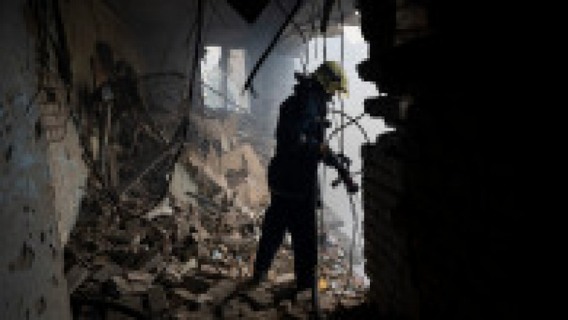 Un pompier ucrainean lucrează în interiorul unui centru cultural distrus în orașul Derhachi din regiunea Harkov. Foto: Profimedia Images | Poza 4 din 12