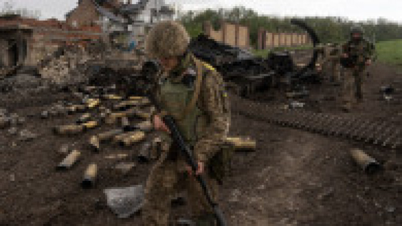 Militari ucraineni patrulează într-un sat recent recucerit, la nord de Harkov. Foto: Profimedia Images | Poza 3 din 12
