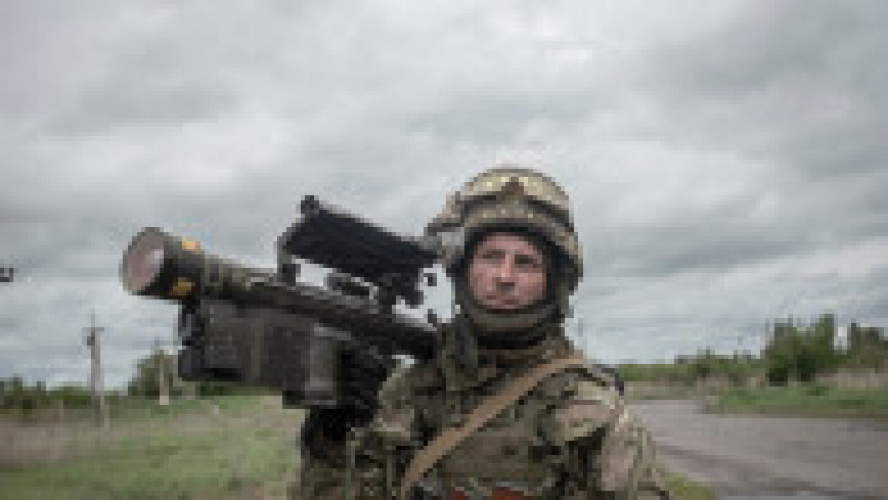 Un soldat ucrainean care luptă în prima linie de contact din estul Ucrainei poartă pe umăr o rachetă Stinger din SUA. Foto: Profimedia Images | Poza 1 din 12