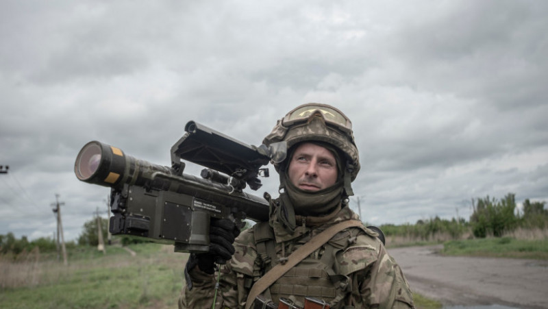 Un soldat ucrainean care luptă în prima linie de contact din estul Ucrainei poartă pe umăr o rachetă Stinger din SUA. Foto: Profimedia Images