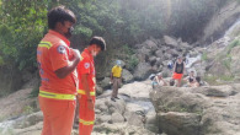 O româncă de 23 de ani a murit în timp ce încerca să-și facă un selfie la o cascadă din Thailanda. Imagini din timpul intervenției echipajelor de salvare FOTO: Profimedia Images | Poza 1 din 13