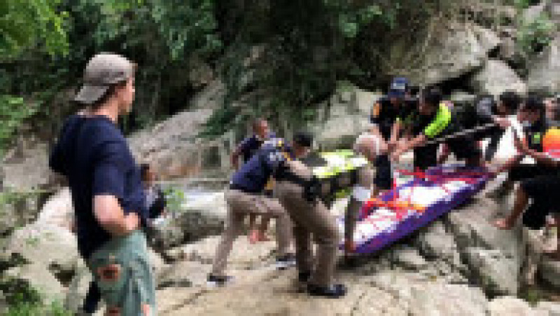 O româncă de 23 de ani a murit în timp ce încerca să-și facă un selfie la o cascadă din Thailanda. Imagini din timpul intervenției echipajelor de salvare FOTO: Profimedia Images | Poza 12 din 13