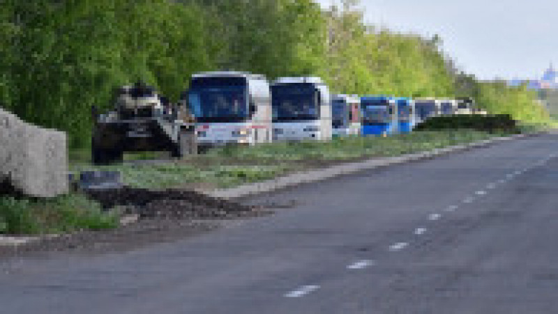 Coloană de autobuze cu soldati ucraineni evacuați de la Azovstal și preluați de forțele ruse. Foto: Profimedia | Poza 9 din 9