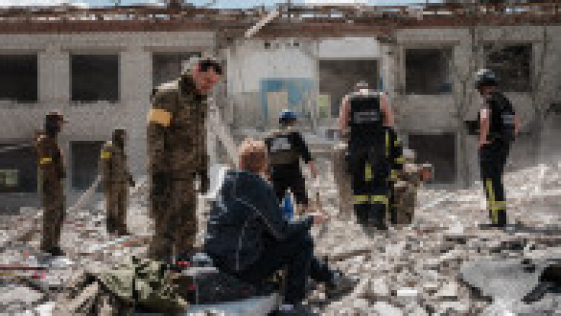 Soldații și membrii unei echipe de salvare din Ucraina curăță molozul unei școli distruse de armata rusă în Sydorove, estul Ucrainei. Foto: Profimedia Images | Poza 8 din 9