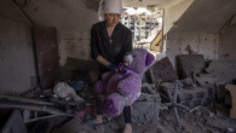 O femeie își ține câinele în brațe când sosește din Hersonul ocupat de ruși în Zaporojie. Foto: Profimedia Images | Poza 11 din 12