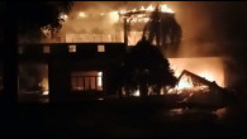 Casa premierului Mahinda Rajapaksa a fost incendiată pe timpul nopții. Foto: Captură Twitter/@sidhant | Poza 36 din 51
