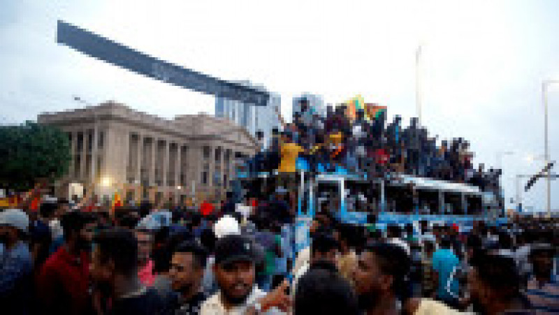 Protestatarii furioși au atacat și distrus mașini și autobuze în capitala Colombo. Foto: Profimedia Images | Poza 46 din 51