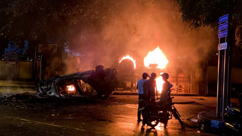 Protestatarii au incendiat mașini dar și casele politicienilor sau apropiaților familiei Rajapaksa. Foto: Profimedia Images