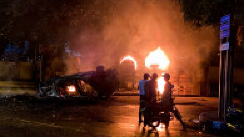 Protestatarii au incendiat mașini dar și casele politicienilor sau apropiaților familiei Rajapaksa. Foto: Profimedia Images | Poza 1 din 19