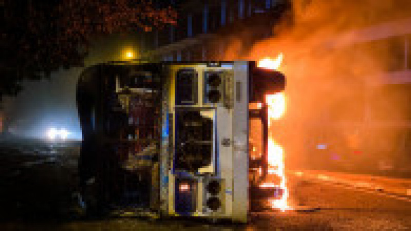 Protestatarii au incendiat și distrus zeci de mașini și autobuze în capitala Colombo. Foto: Profimedia Images | Poza 2 din 19
