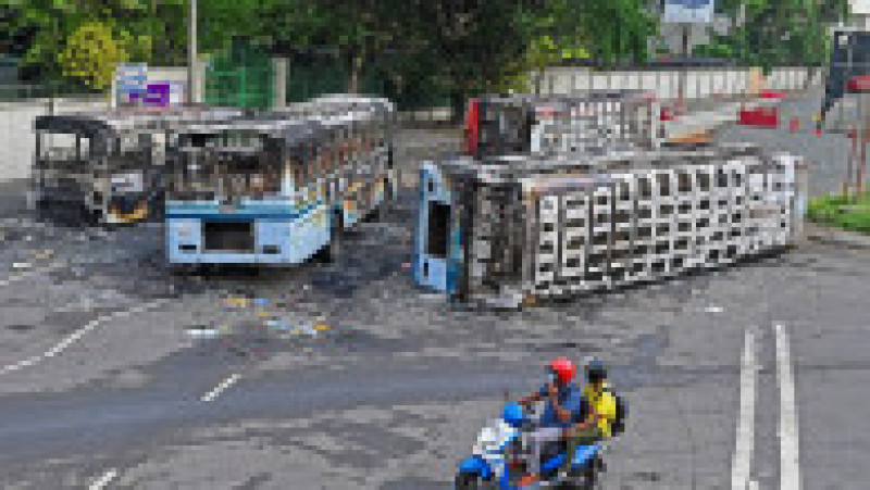 Protestatarii au incendiat și distrus zeci de mașini și autobuze în capitala Colombo. Foto: Profimedia Images | Poza 14 din 19