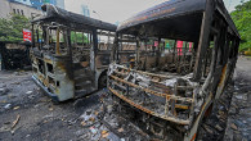Mai multe autobuze au fost incendiat de protestatrii furioși. Foto: Profimedia Images | Poza 15 din 19