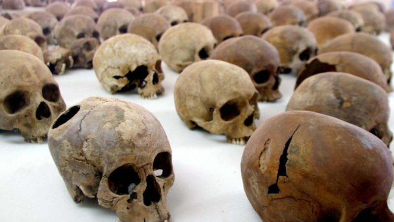 Craniile victimelor genocidului din Rwanda. Mpiranya a înarmat și instruit miliția Interahamwe, luptători hutu de temut reponsabili pentru sute de mii de crime. Foto: Profimedia Images
