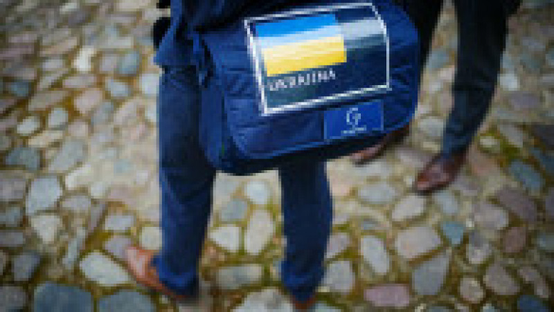 Drapelul Ucrainei pe un rucsac al unui oficial care participă la reuniunea G7 din aceste zile. Foto: Profimedia Images | Poza 6 din 13