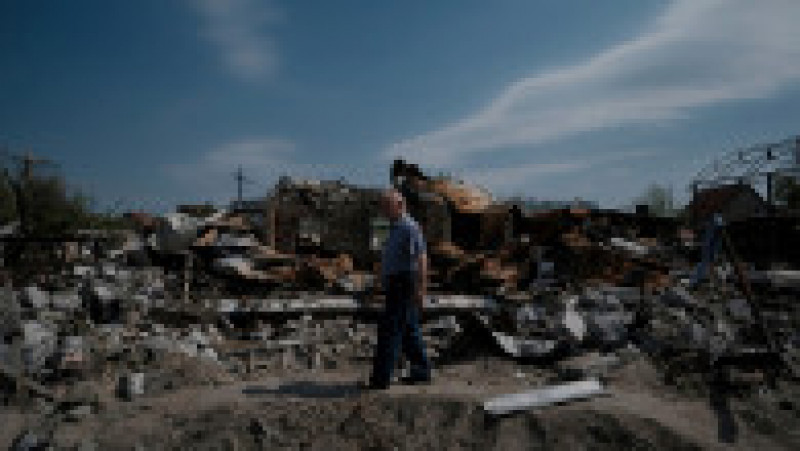 Un ucrainean s-a întors să vadă ce a mai rămas din locuința sa din Bucha după bombardamentele rusești. Foto: Profimedia Images | Poza 10 din 13