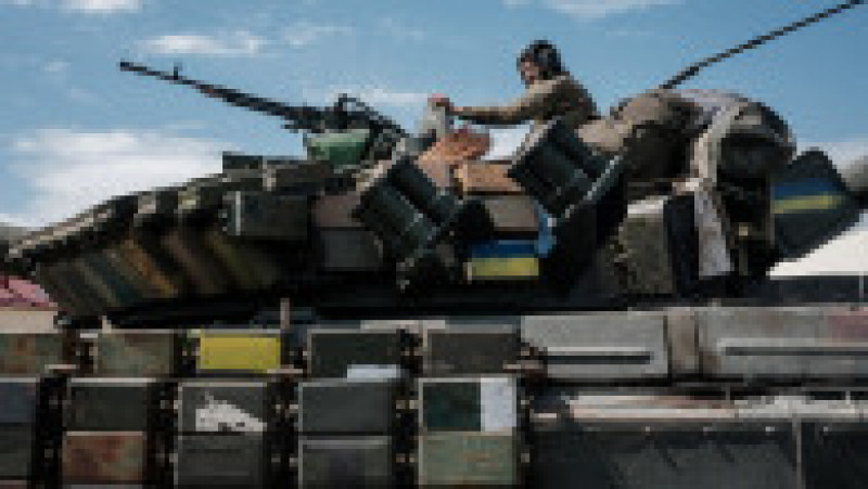 Un soldat ucrainean stă pe un tanc transportat de un transportor în estul Ucrainei. Foto: Profimedia Images | Poza 9 din 13