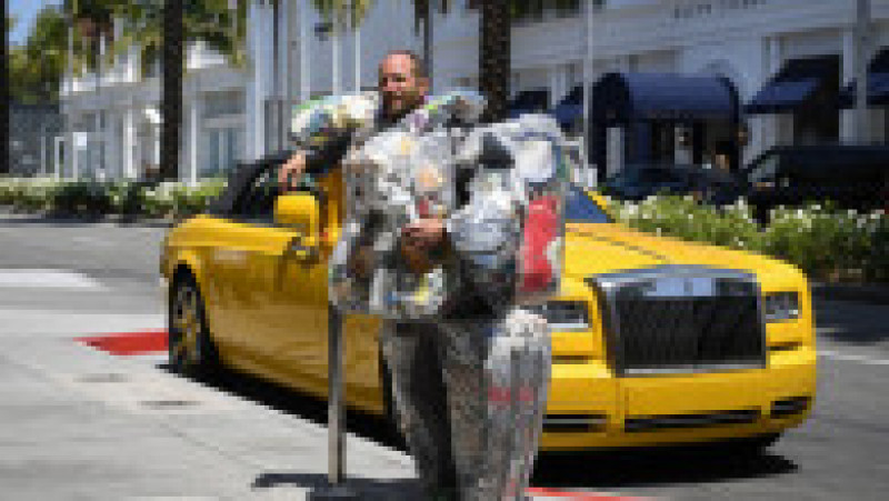 Un activist de mediu din Statele Unite se plimbă păşind anevoios pe străzile luxoase din Beverly Hills, cărând asupra sa toate deşeurile pe care le generează timp de o lună. Foto: Profimedia Images | Poza 8 din 9