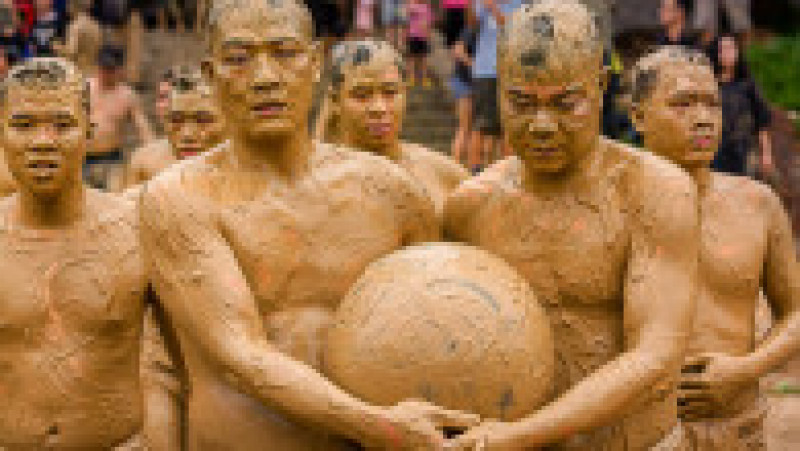 Sportul vechi de sute de ani, cunoscut ca „Vat cau bun”, se joacă cu două echipe de opt persoane care încearcă să bage o minge de 15 kilograme, făcută din lemn și fier, într-o gaură de la capătul terenului echipei adverse. Foto: Profimedia | Poza 11 din 12