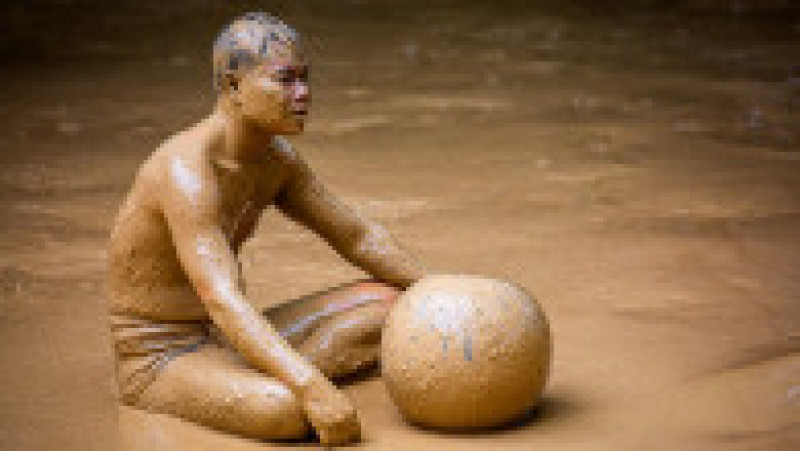 Sportul vechi de sute de ani, cunoscut ca „Vat cau bun”, se joacă cu două echipe de opt persoane care încearcă să bage o minge de 15 kilograme, făcută din lemn și fier, într-o gaură de la capătul terenului echipei adverse. Foto: Profimedia | Poza 9 din 12
