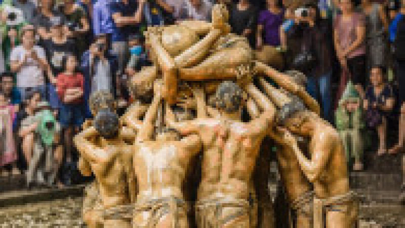 Participanți acoperiți din cap până în picioare cu nămol concurează într-un sport unic și străvechi. Foto: Profimedia | Poza 6 din 12
