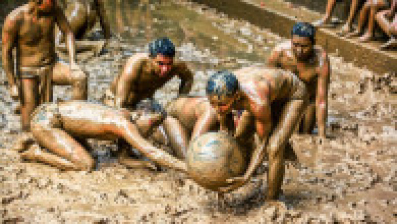 Sportul vechi de sute de ani, cunoscut ca „Vat cau bun”, se joacă cu două echipe de opt persoane care încearcă să bage o minge de 15 kilograme, făcută din lemn și fier, într-o gaură de la capătul terenului echipei adverse. Foto: Profimedia | Poza 7 din 12