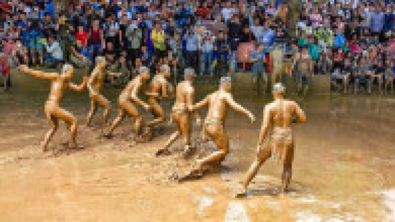 Participanți acoperiți din cap până în picioare cu nămol concurează într-un sport unic și străvechi. Foto: Profimedia | Poza 8 din 12