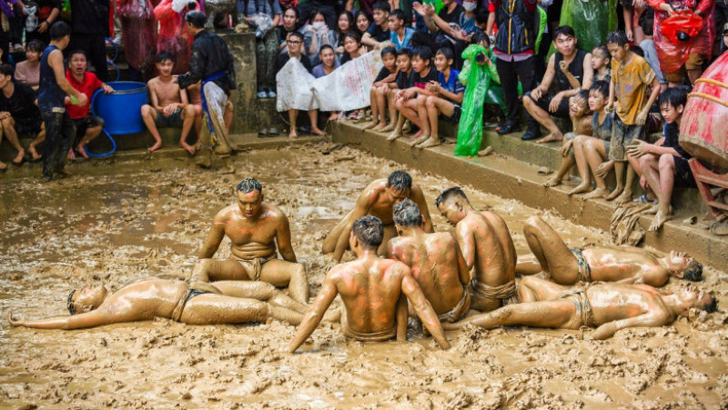 Participanți acoperiți din cap până în picioare cu nămol concurează într-un sport unic și străvechi. Foto: Profimedia