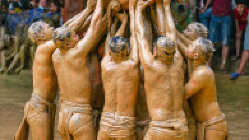 Sportul vechi de sute de ani, cunoscut ca „Vat cau bun”, se joacă cu două echipe de opt persoane care încearcă să bage o minge de 15 kilograme, făcută din lemn și fier, într-o gaură de la capătul terenului echipei adverse. Foto: Profimedia | Poza 4 din 12