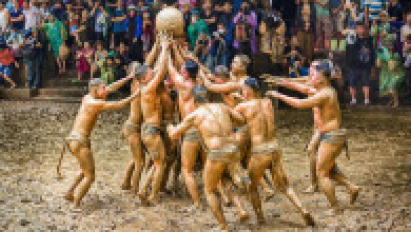 Sportul vechi de sute de ani, cunoscut ca „Vat cau bun”, se joacă cu două echipe de opt persoane care încearcă să bage o minge de 15 kilograme, făcută din lemn și fier, într-o gaură de la capătul terenului echipei adverse. Foto: Profimedia | Poza 5 din 12